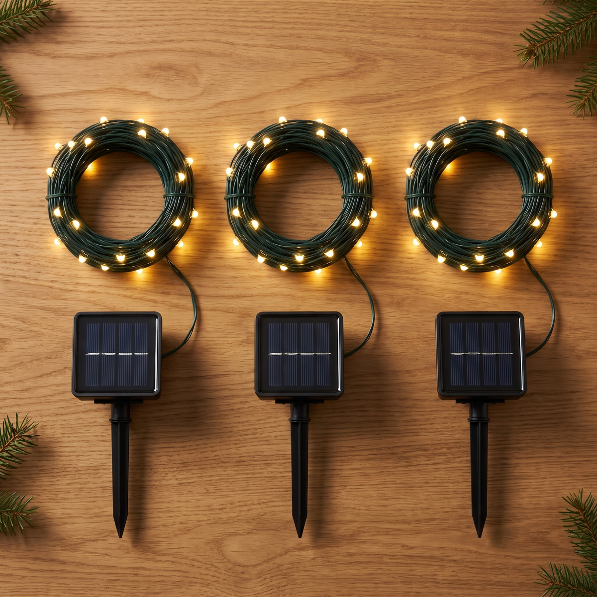 Tres rollos de luces solares ALUMBRA, cada uno con su panel