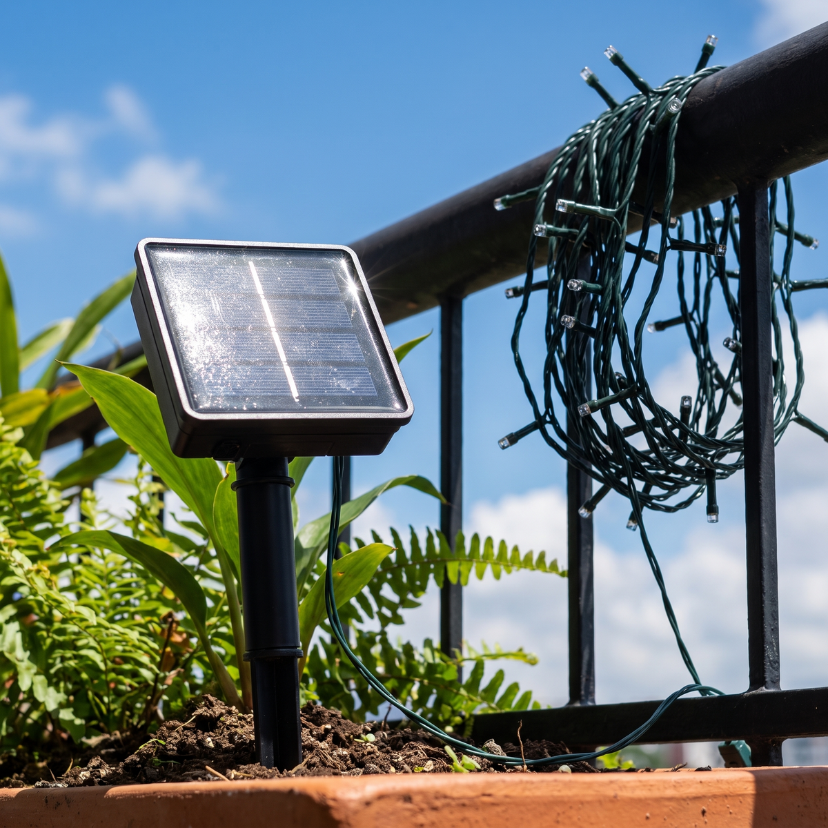 Panel solar de ALUMBRA cargándose con el sol de día